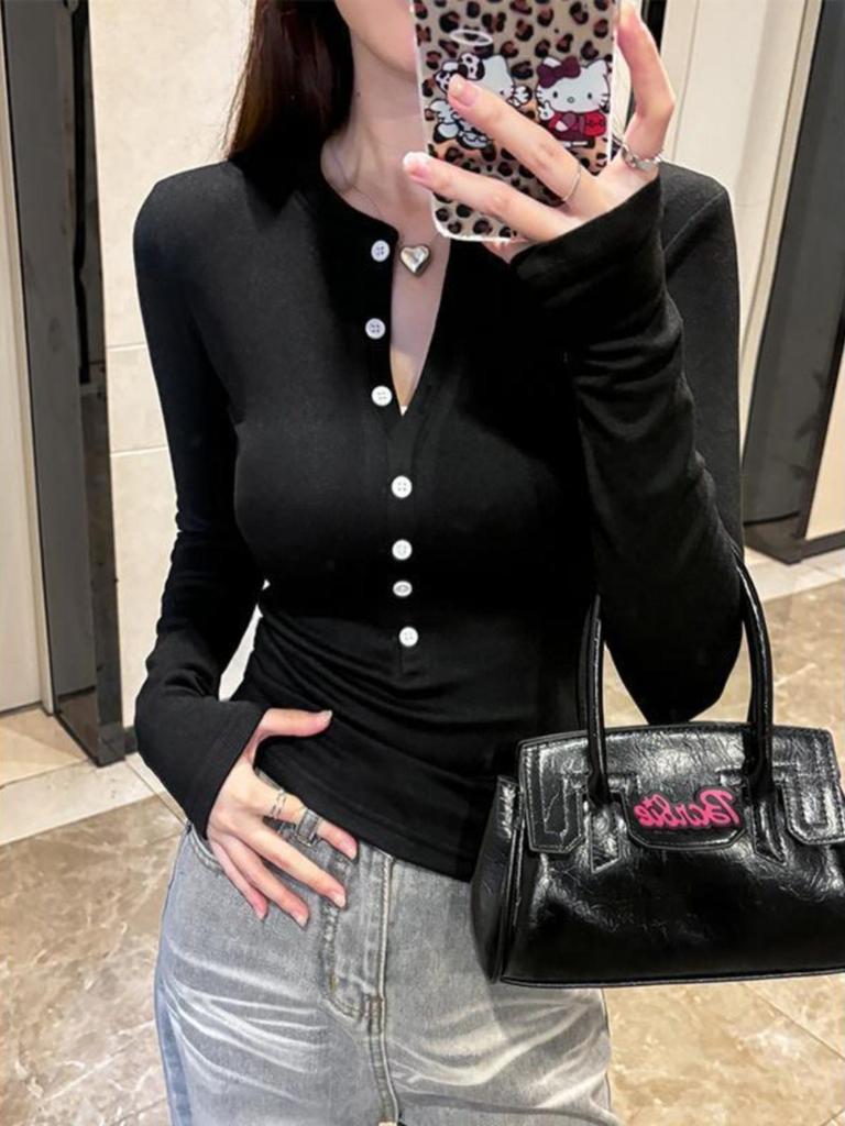 Spicy Girl Elegant Slim-Fit Long Sleeve Button-Down Top for Women, Autumn/Winter, Flattering Inner Layer with Regular Shoulders.