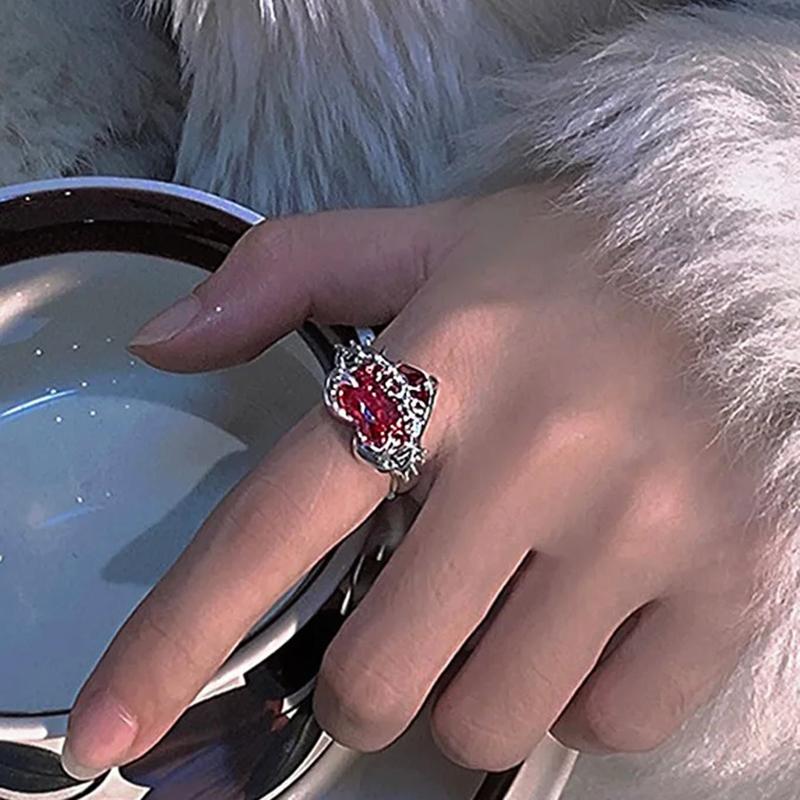 Anello Regolabile Punk Goth con Cuore di Cristallo Rosso Irregolare per Donne Ragazze Dita Oscure con Spine Amore Gioielli per Feste Moda Regali