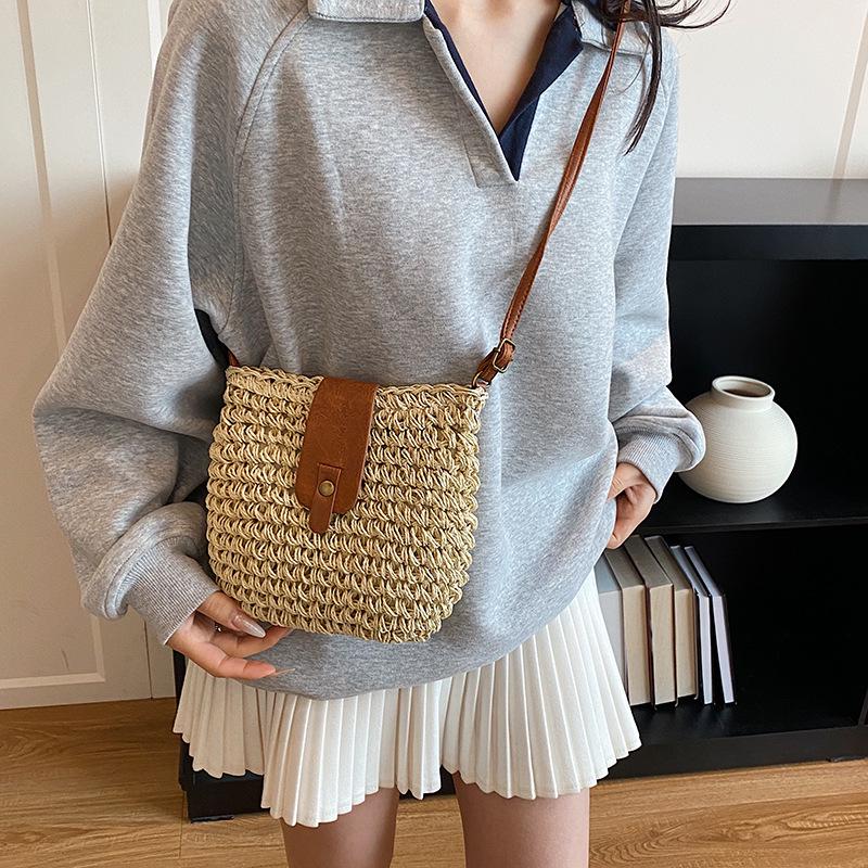 Summer Casual Straw Woven Crossbody Bag: Simple Vacation Style for Women