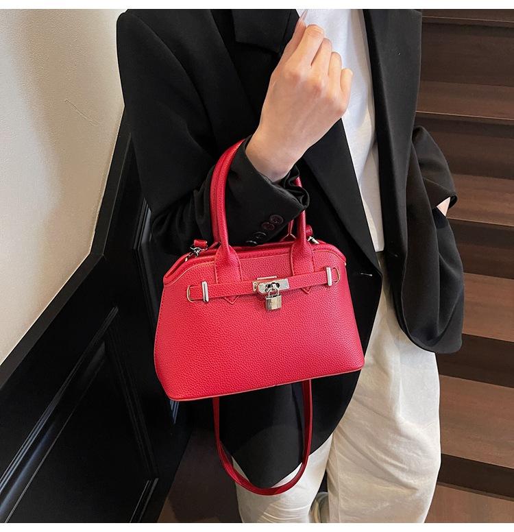 

Корейская версия модной сумки-ракушки высокого класса для ношения в руке, новая трендовая сумка через плечо 2025 года, нишевая простая сумка-мессенджер, сумочка