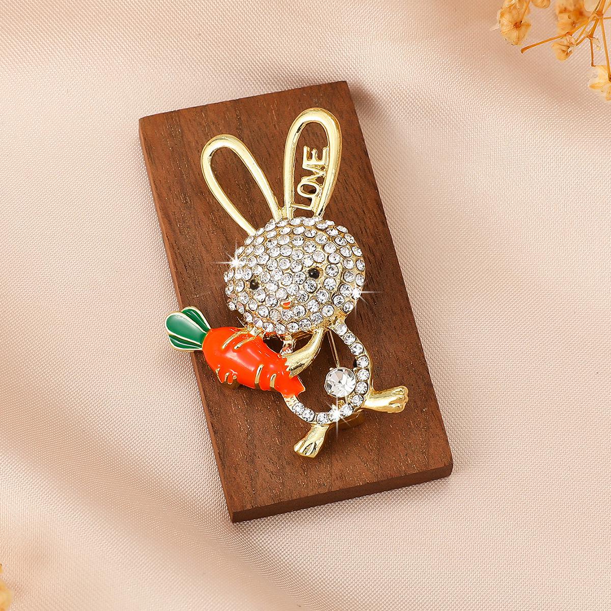 High-End Zirconia Carrot Rabbit Brooch - Cute Animal Pin, Perfect Easter Accessory золотой