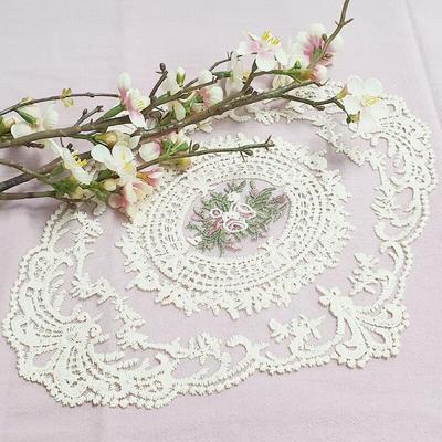 1 x Tischset mit Rosen-Spitzenstickerei