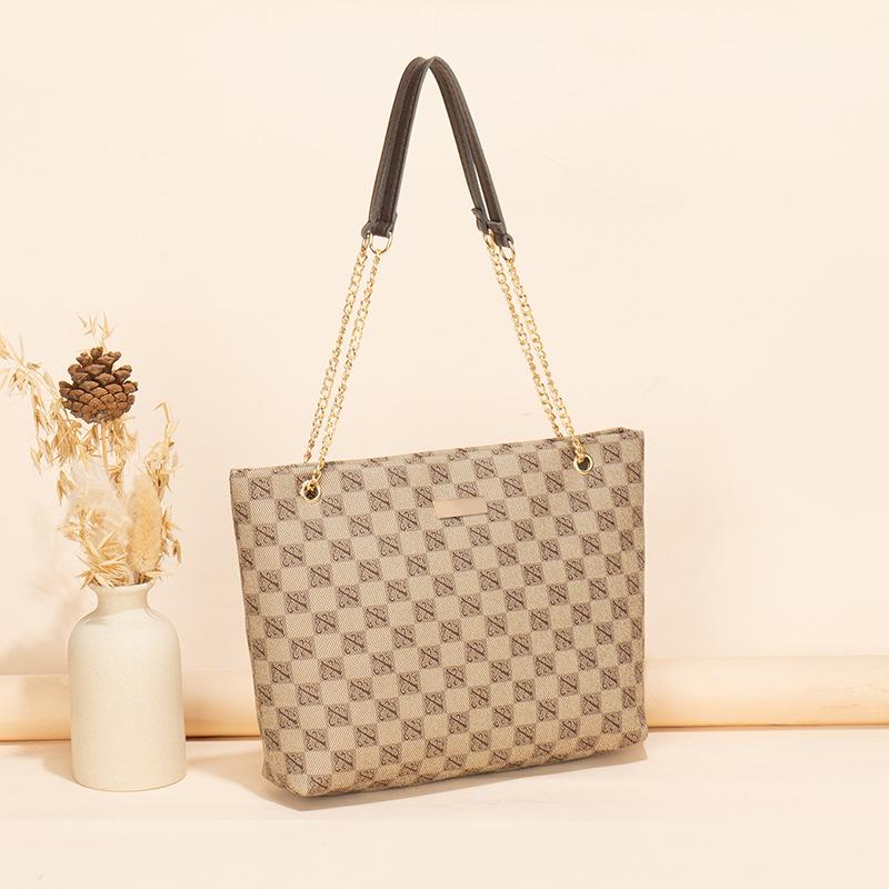 Classic Shoulder Bag for All Occasions