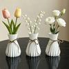 Vaso Branco de Cerâmica Falsa para Sala de Estar Quarto Cozinha Decoração de Casa Design Canelado Suporte Decorativo para Flores com Laço de Corda de Juta para Buquê Capim-dos-pampas