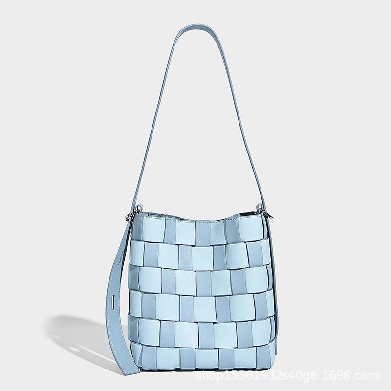 Vacation Style Niche Woven Bucket Bag, Women's New Fashionable Black and White Grid Single Shoulder Bag, Crossbody Bag, Large Capacity