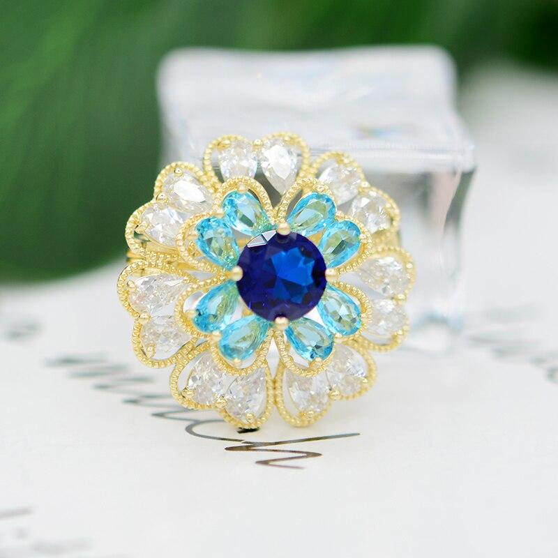 Blucome Luxury Fashion Flower Brooch Rhinestone Copper Pins for Women Weddings Party Office Corsage Lapel Pins Nwe Year Gifts