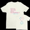 Camiseta Oversized Harry Styles "Beije Sempre, Disco, Ocasionalmente" com Fonte Pixelada Retrô, Estampa Frente e Verso | Camiseta de Merchandising para Fãs de Música Pop