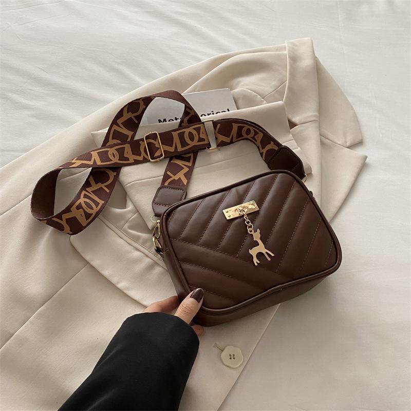 

Зарубежный стиль корейская версия широкая плечевая лямка маленькая сумка женская 2025 весна и лето нишевый дизайн универсальная ins сумка-мессенджер маленькая квадратная сумка wome темно-коричневого