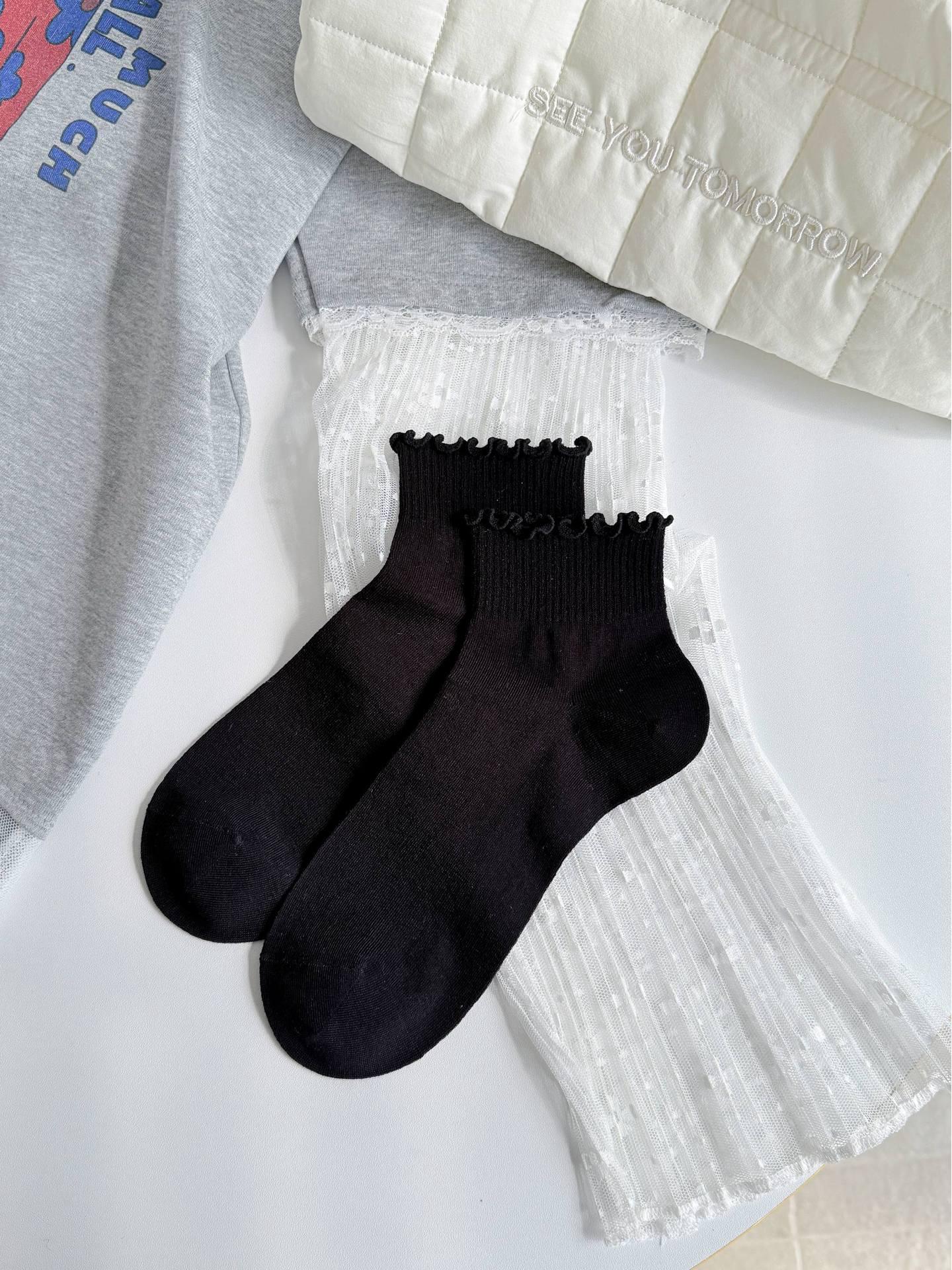 

Women s Mulberry Silk Seamless Socks - Odor-Resistant, Sweat-Absorbing, Spring/Summer Mid-Calf with Wood Ear Trim. One Size