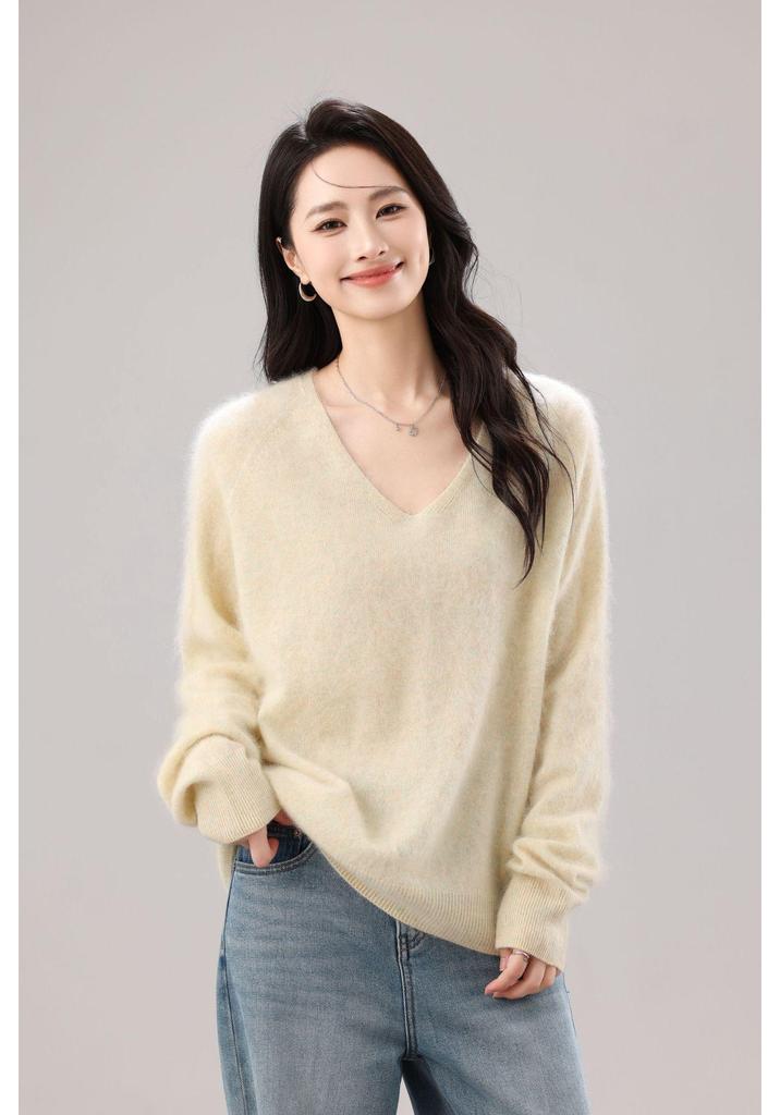 Women's 26-Year Brush V-Neck Sweater: 5% Cashmere, 5% Silk, 90% Australian Wool - Seamless and Versatile