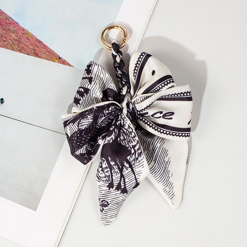 Luxury Bow Chain Bag Charm: Trendy Crossbody Strap and Elegant Pendant Accessory for Influencers