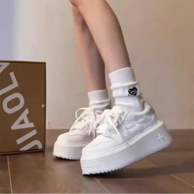 Klee mit vier Blättern Dicksohlige kleine weiße Schuhe für Damen 2025 Frühling neu vielseitige höhenvergrößernde Muffin-Sport- und Freizeit-Board-Schuhe ins sh