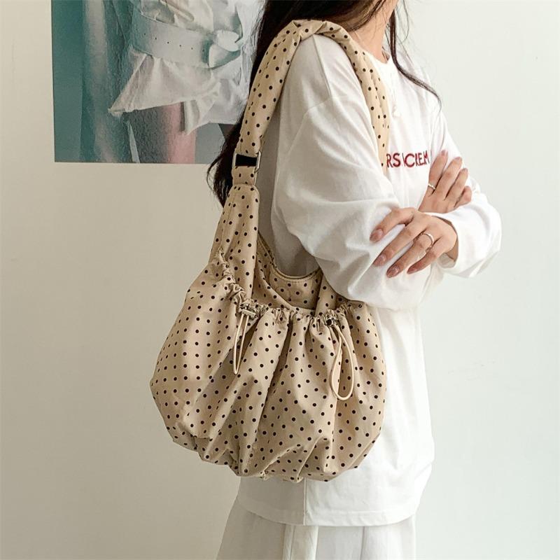 Polka dot messenger bag women's pleated drawstring large capacity leisure commuter women's bag trend new cloud dumpling bag