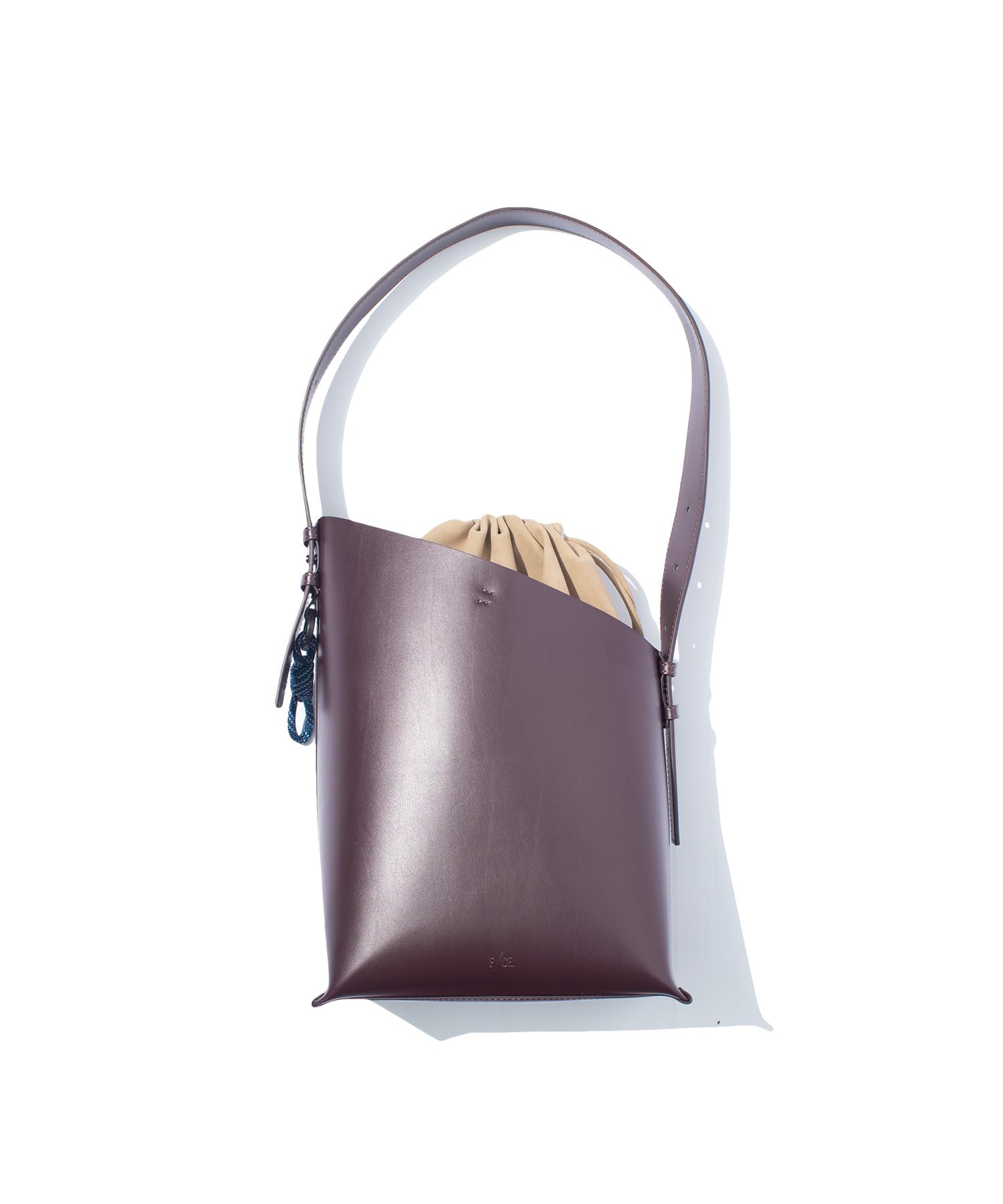 [FCE] СУМКА ИЗ ТЕХНИЧЕСКОЙ КОЖИ С ДИАГОНАЛЬНЫМ КРОЕМ Вино