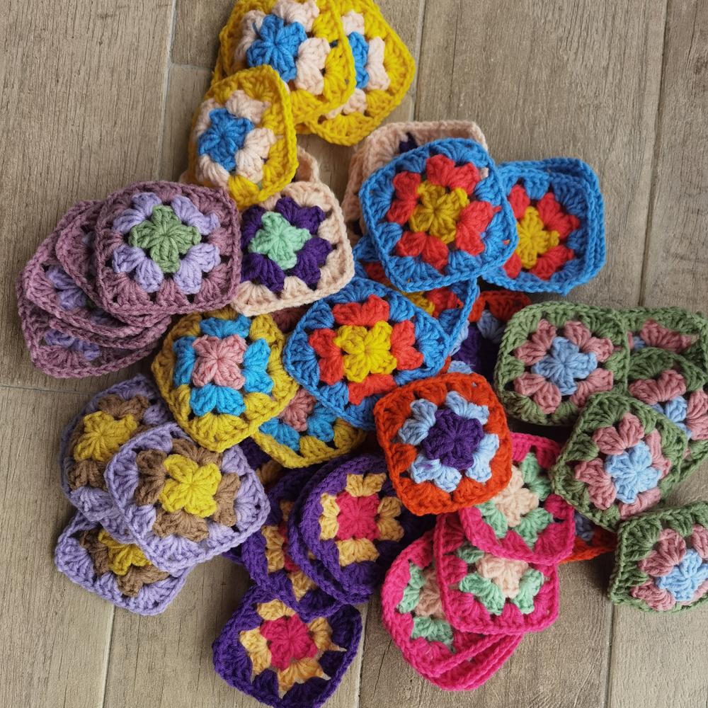 DIY Häkeldeckchen Mehrfarbige Untersetzer Quadratische Tischsets Dekoration Handgemachtes Häkel-Tassenpad 9cm Wolle Kleiderflicken 50 Stück/Los