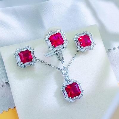 Europäischer & Amerikanischer Stil Vergoldetes Rubin Schmuckset: Taubenblut Roter Platz Rubin Ring, Halskette und Ohrringe