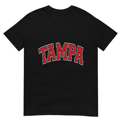 133 Vestuário Tampa FL Camiseta Tampa Arqueada Texto Vermelho