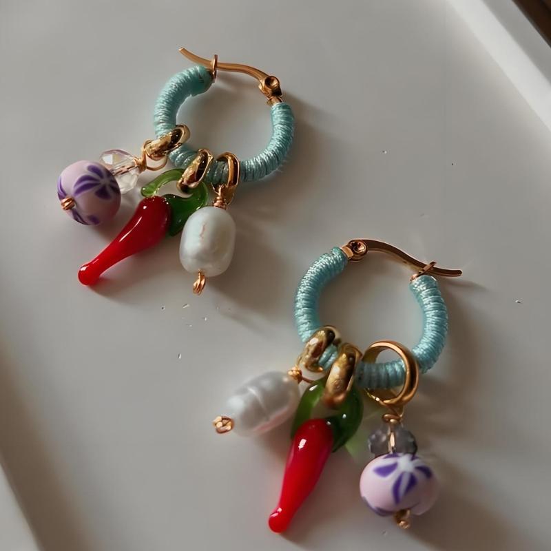Eleganckie Kolczyki wiszące w kształcie papryczek chili ze stopu w kolorze złotym, zapewniające długotrwałe noszenie