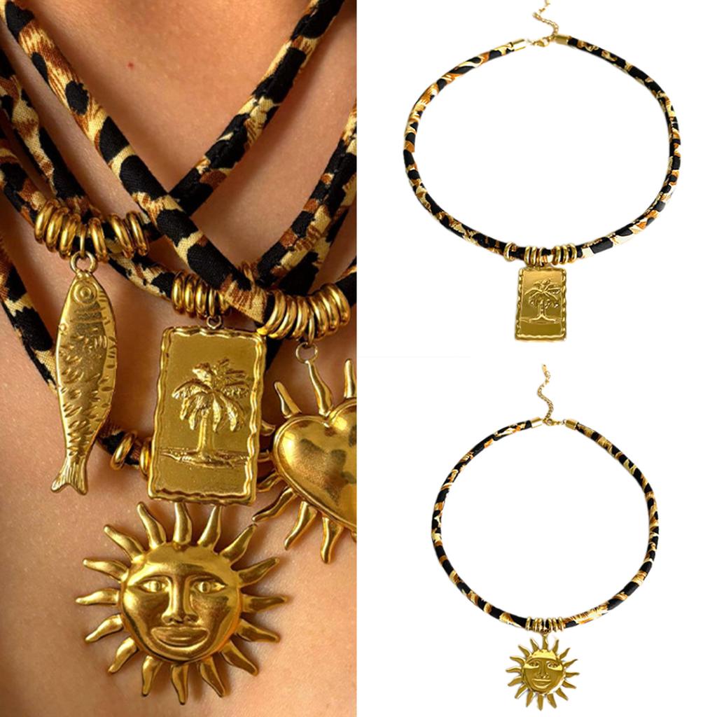 Unikalnie zaprojektowany łańcuszek ze stali nierdzewnej z nadrukiem w panterkę i zawieszką w odcieniu złota dla osób podążających za modą