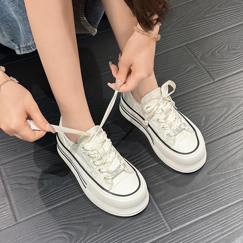 Scarpe da ginnastica con plateau da donna nuove a taglio basso in pelle suola morbida piccolo rialzo casual sportive board shoes