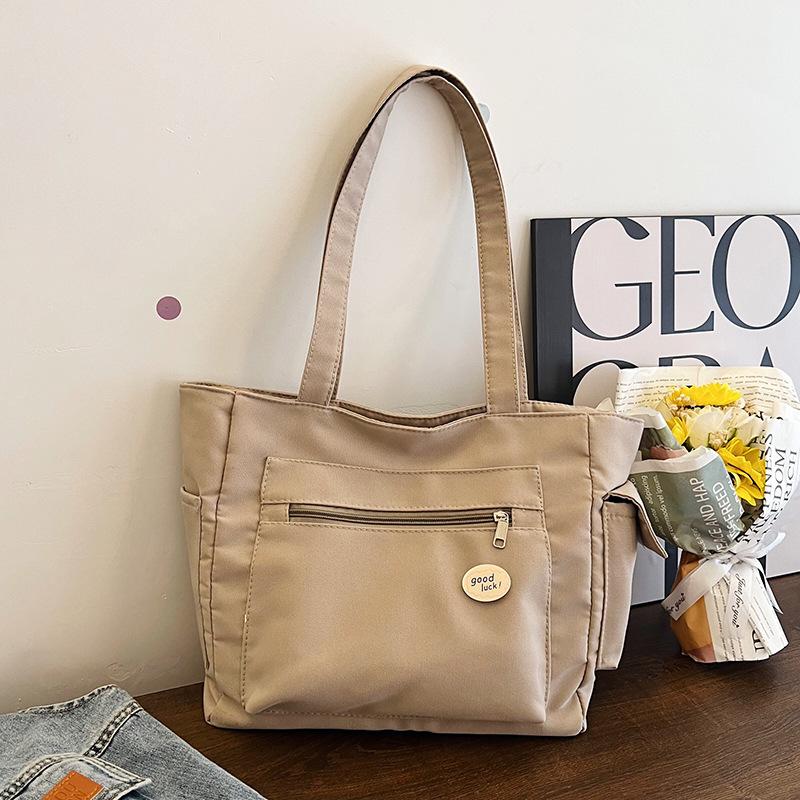 

Вместительные ручные тканевые сумки для поездок студентов на занятия