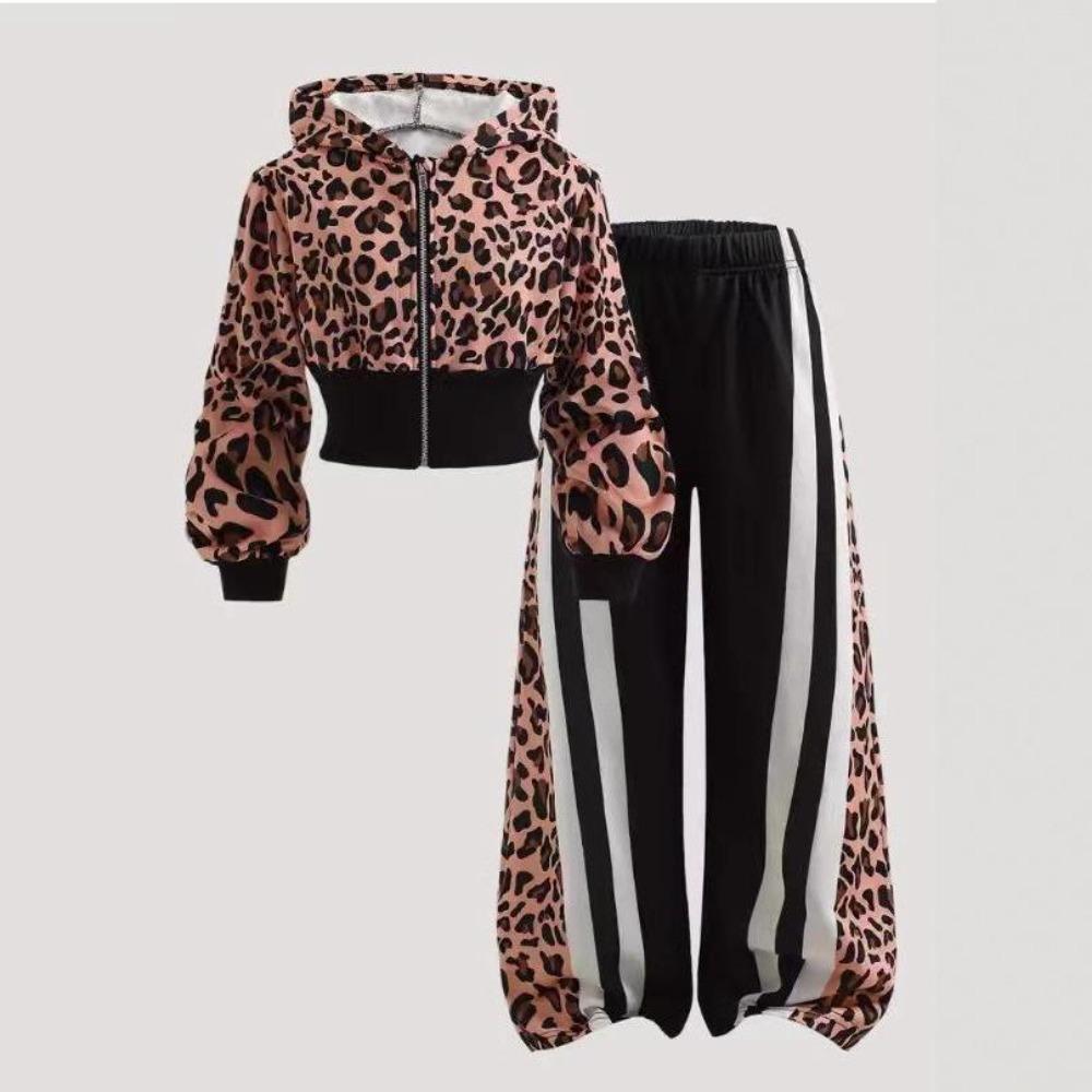 Nuovo maglione corto con zip e cappuccio, stampa leopardata gotica, con pantaloni dritti a stampa leopardata bianca e nera