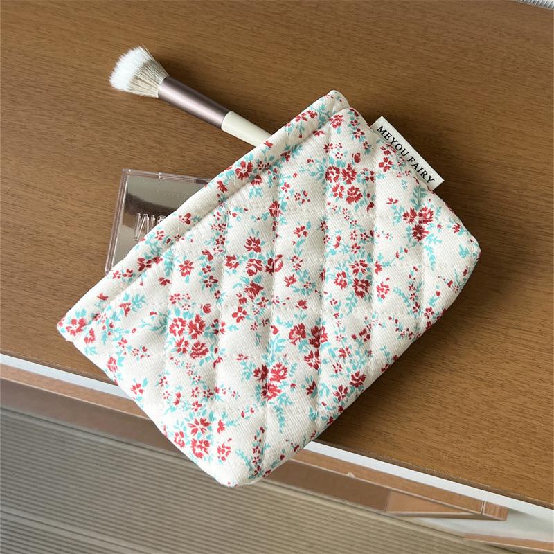 Cute Floral Quilted Makeup Bag Portable Coin Storage Travel Zipper Bag Compact Multi-Purpose Cosmetic Storage Pouch