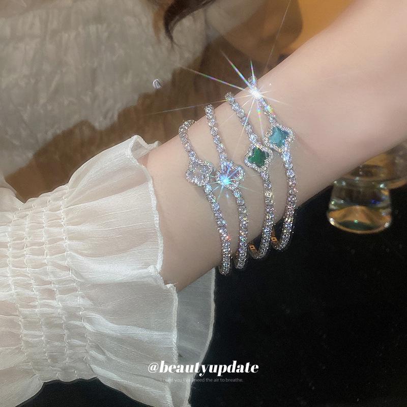 Elegant Zircon Flower Bracelet: Versatile, Fashionable, High-End Jewelry for Women.