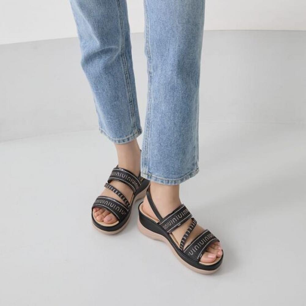 Jisyu Meril Shiny Wedge Sandals