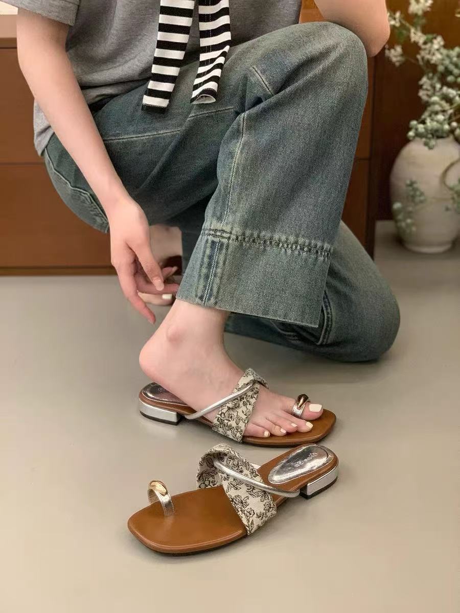 

Казковий вітрозахист носок стрічка однослівні капці жіночі літнє взуття універсальні не втомлюють ноги 2025 босоніжки на низькому підборі 40 срібний