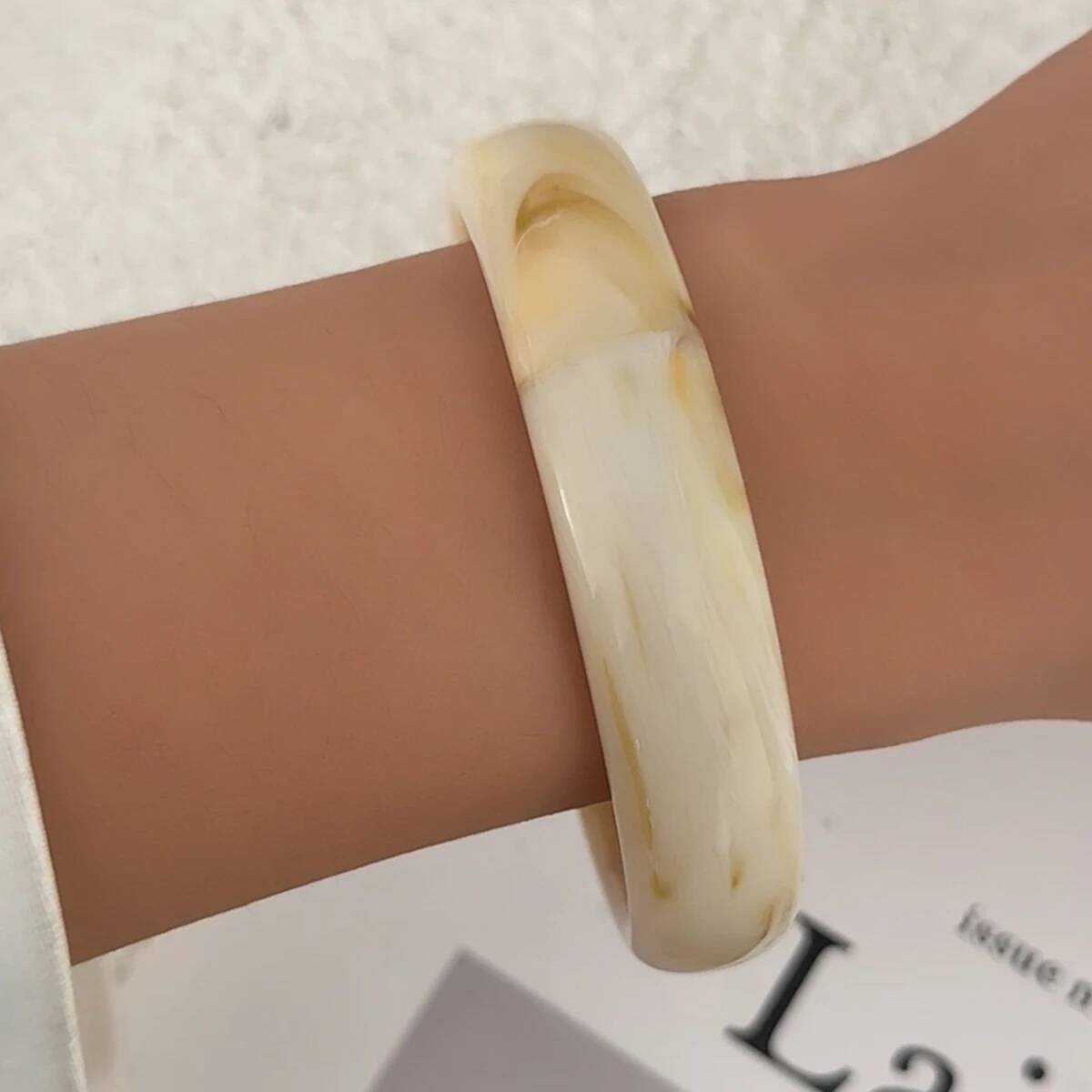 

SHIXIN 3 Styles Brown Beige Round Thick Acrylic Bracelet for Women Retro Stackable Resin Metal Wide Cuff Bangle New Year Jewelry