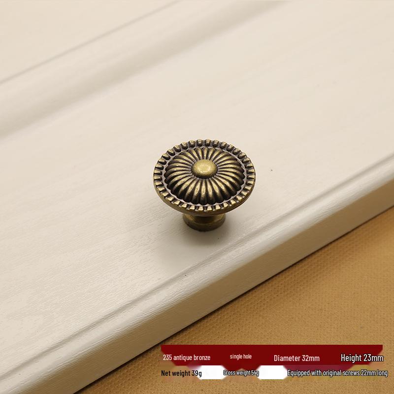 European Style Antique Bronze Pull Handle for Kitchen Cabinets, Wardrobes, and Drawers - Classic Retro Zinc Alloy Design.