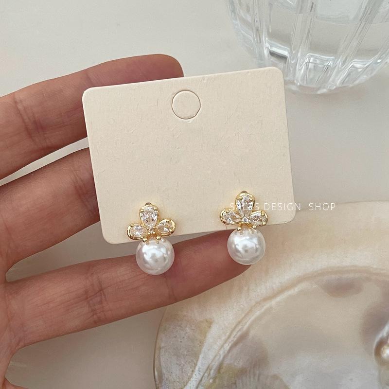 Французские серьги-гвоздики с жемчугом из циркония: Элегантные, Универсальные Украшения для Женщин