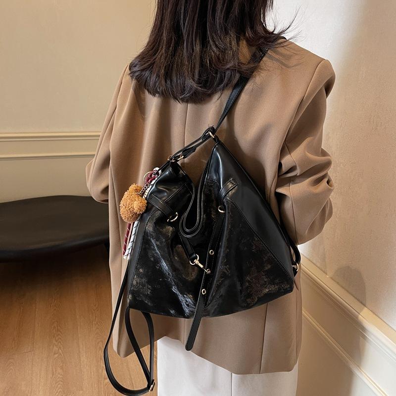 Retro Commuter Large Capacity Tote Women's Bag 2025 New Fashion Shoulder Messenger Bag Casual Light Backpack