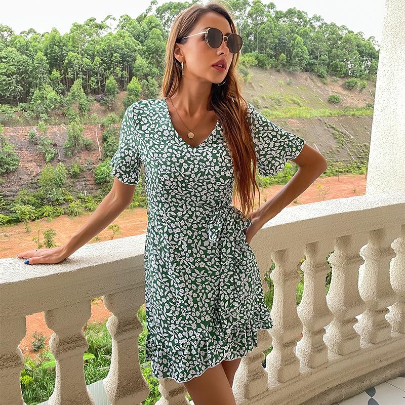 

Женское летнее зеленое приталенное платье с короткими рукавами, V-образным вырезом и цветочным принтом XL зелёный