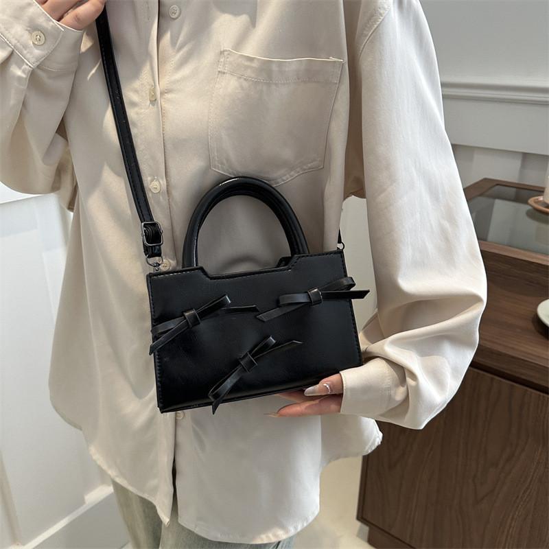 Trendy Commuter Handbag With Street-style Vibes And Chic Elements