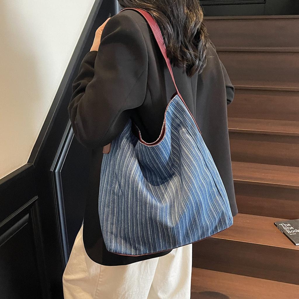French lazy denim cloth bag for women 2026 new large capacity striped handbag super popular niche single shoulder bag