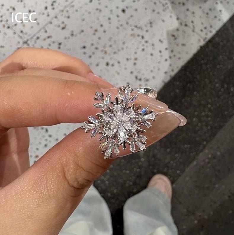 Fashion rotatable exquisite snowflake ring women's high-end light luxury high-end brooch personality versatile temperament accessories