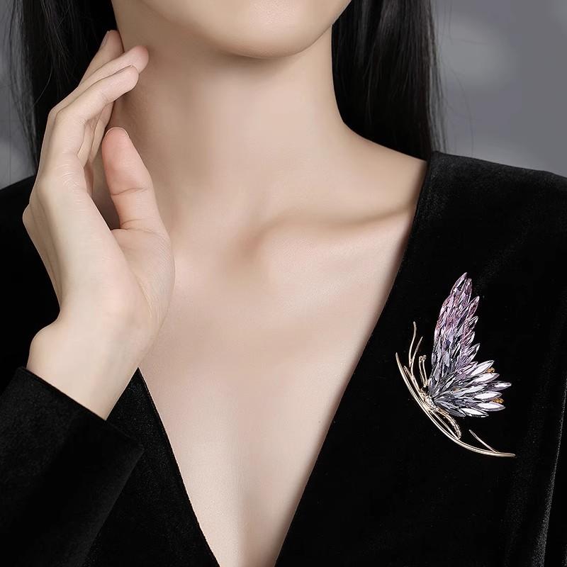 The Gradient Colored Butterfly Brooch Exudes An Elegant Charm. The Crystal Brooch Has A Niche Design Sense