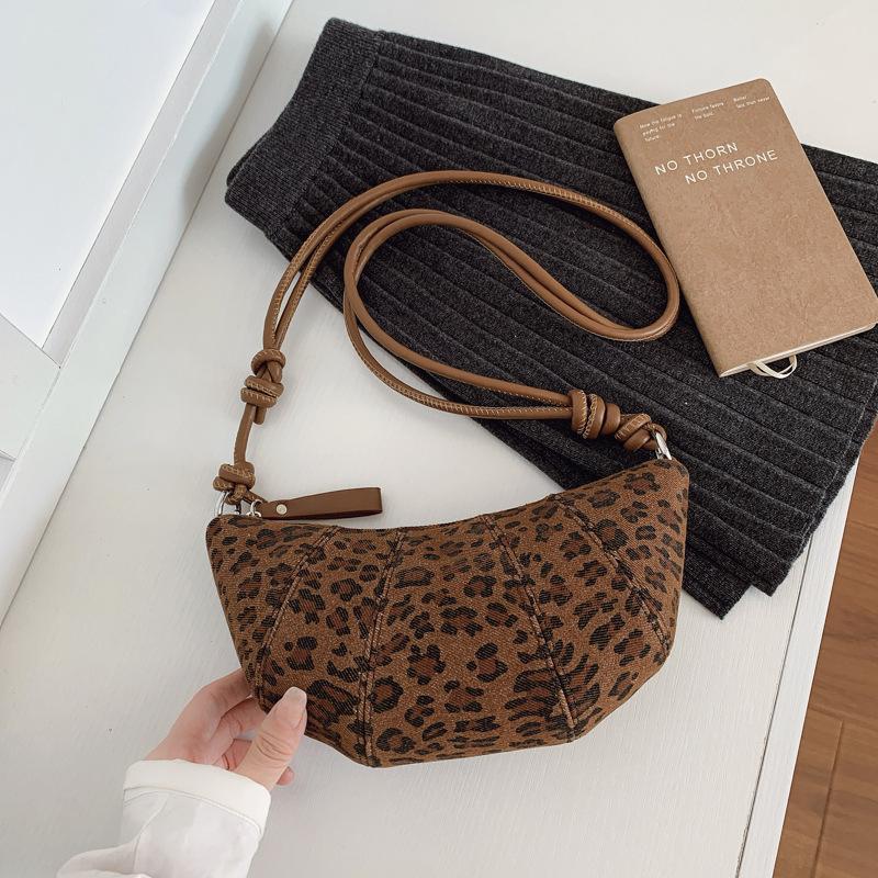 

Нишевый дизайн Корейская новая сумка-пельмень с леопардовым принтом 2025 женская ретро-сумка через плечо для通勤 сумка-мессенджер маленькая сумка коричневый