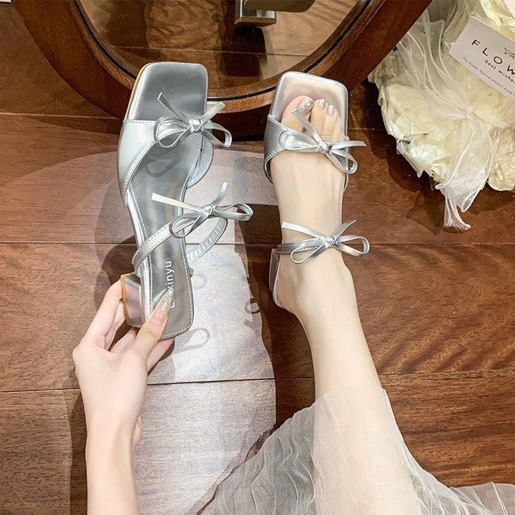 

2025 summer new niche outer wear temperament celebrity bow thick heel versatile high heel cool slippers 40 срібний