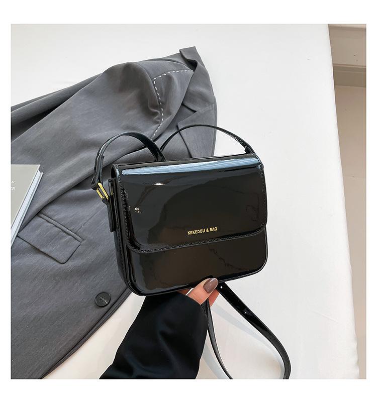 Premium texture retro niche bag 2025 new patent leather women's bag popular messenger bag single shoulder armpit bag