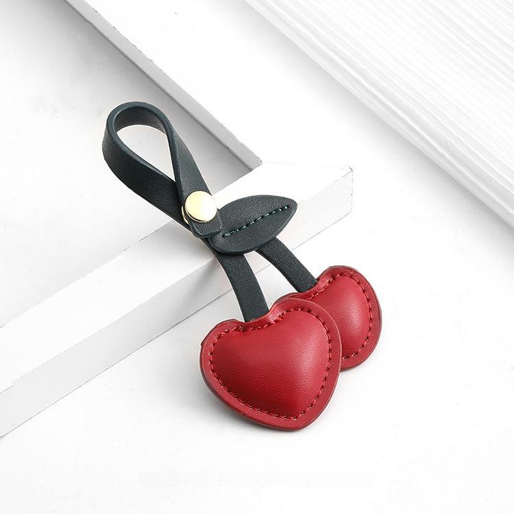 Chaveiro Pingente de Cereja para Mochila Escolar - Acessório Criativo de Couro com Tema de Amor