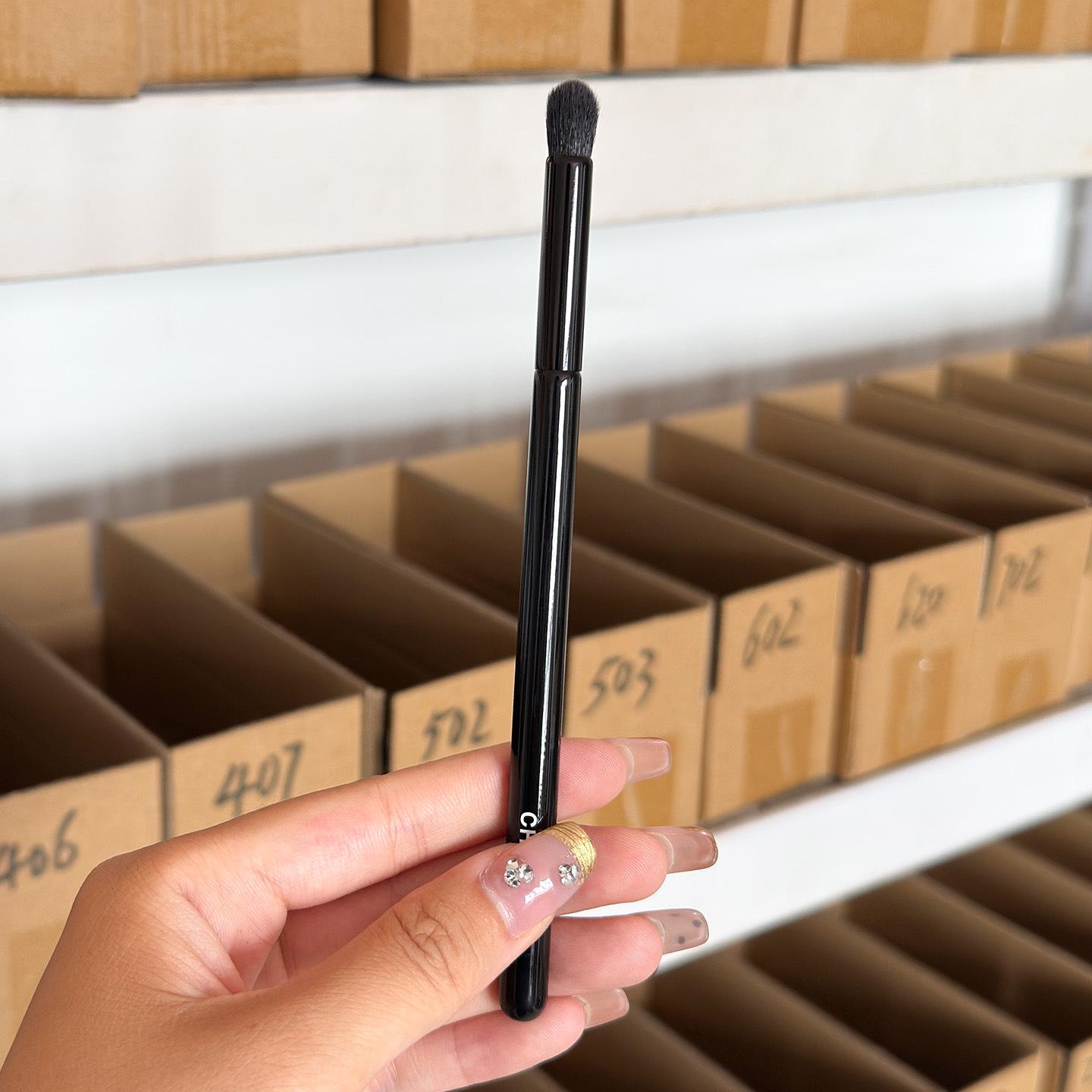 

Xiao Xianger s Retractable Makeup Brushes: Powder, Eyeshadow, Lip, & Foundation Models 109/201/206/300