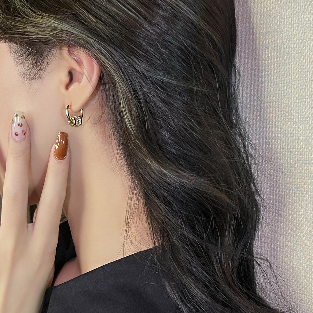 Stylish Small Waist Earrings with Delicate Rings, Luxurious and High-end, Small-sized Zirconia Earrings for The Minority Market.