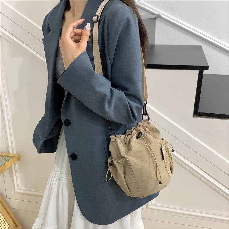Niche design sense drawstring bucket bag outdoor sports leisure fashion versatile bag messenger bag women