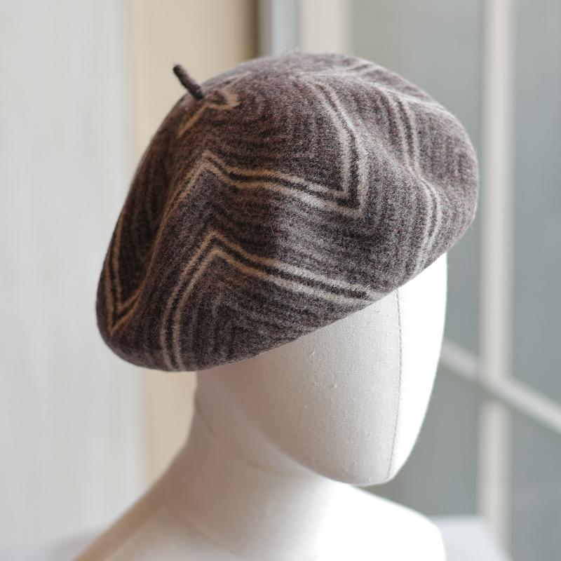 Herbst- und Winter-Freizeittag mit kontrastfarbiger Rauten-Strickmütze aus reiner Wolle, Baskenmütze, Malermütze, Modehut