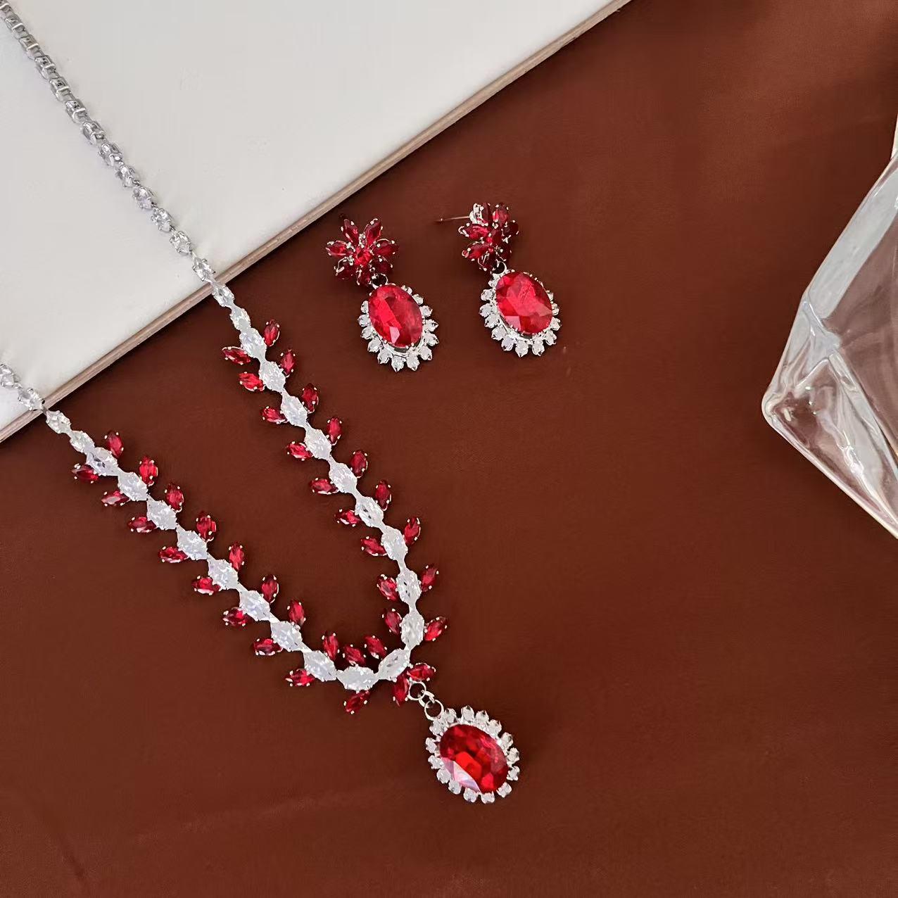 2025 Elegant Zircon Teardrop Luxury Necklace Set - Versatile Clavicle Chain for European & American Styles