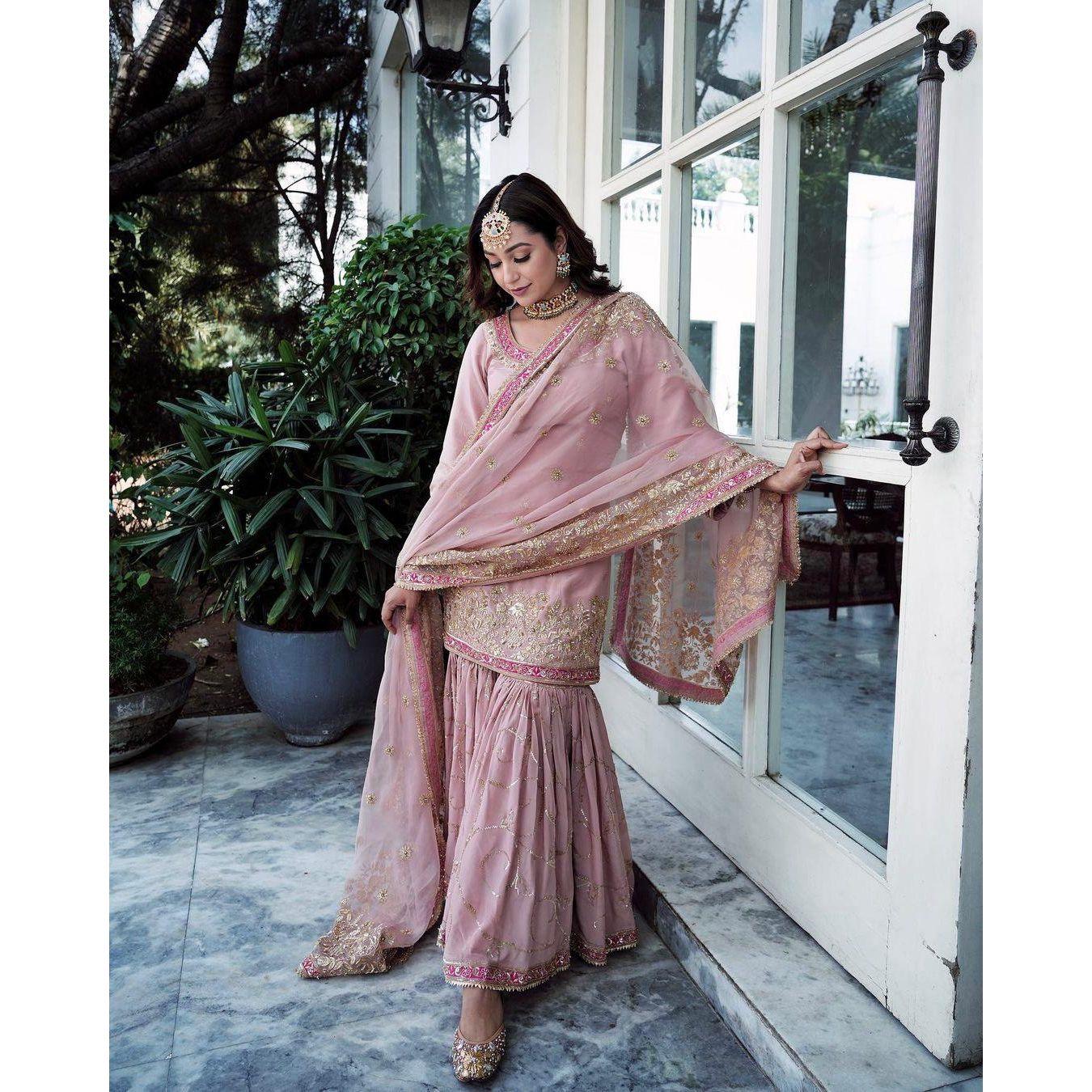 

Запуск нового фирменного комплекта одежды для вечеринок Đěsigner Top Plazzo & Dupatta