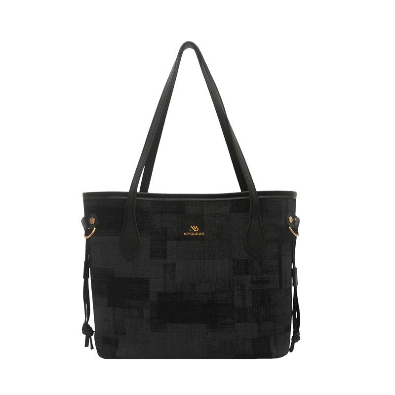 Spring largecapacity bag women s new fashion commuter shoulder bag highend portable tote bucket bag